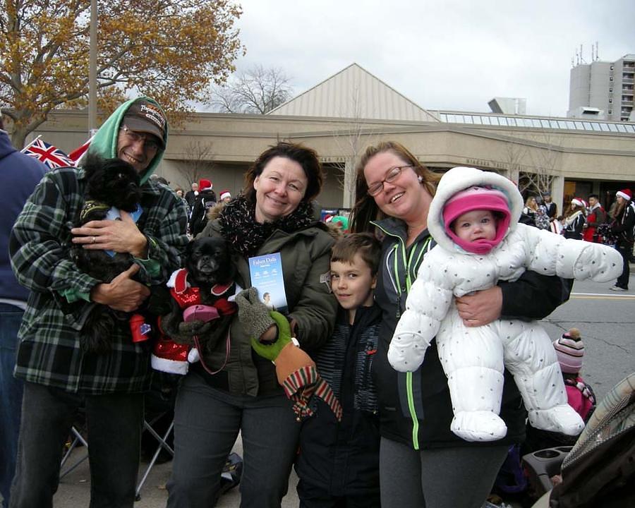 Stanovnica Niagra Fallsa Juanita Porkolab (druga sa lijeve strane), njen suprug i njihove kćerka i unuka su se složili da je Tian Guo marširajući orkestar prekrasan i čudesan.