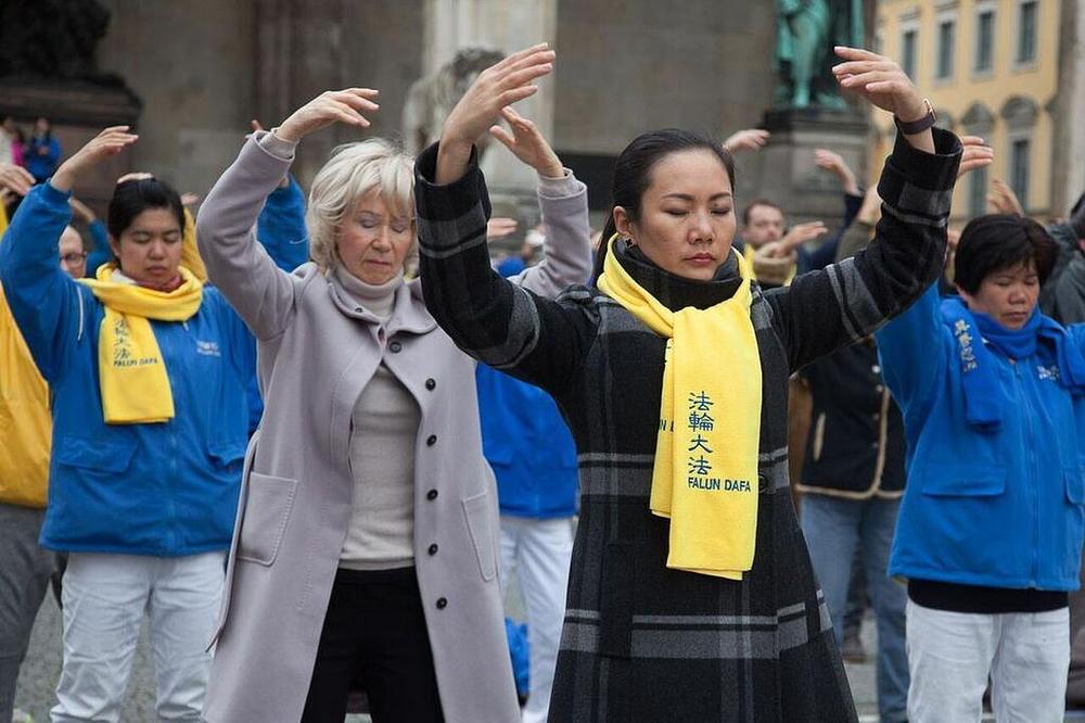 Stotine praktikanata zajedno vježbaju i meditiraju na minhenskom Odeonsplatzu. 