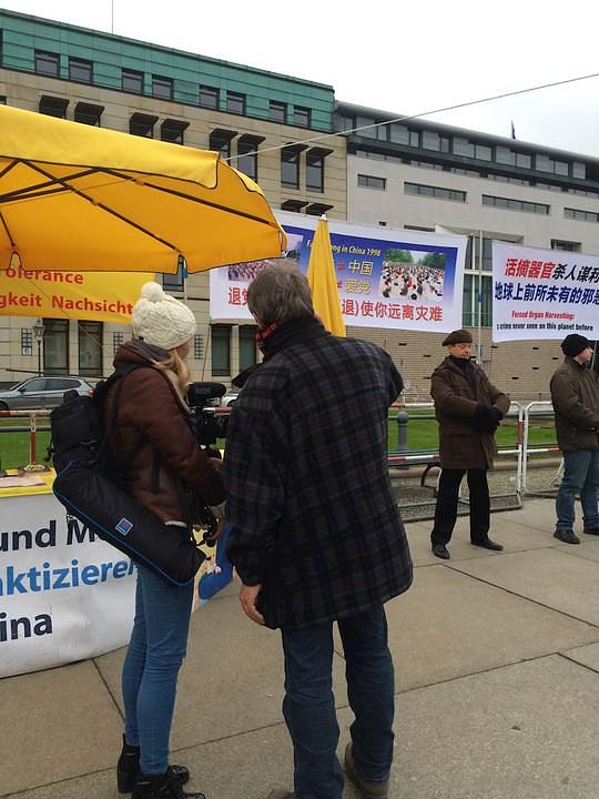 Natalija, nezavisna filmska producentica, je intervjuisala praktikante Falun Gonga i namjerava njihove izjave ugraditi u svoj novi film.