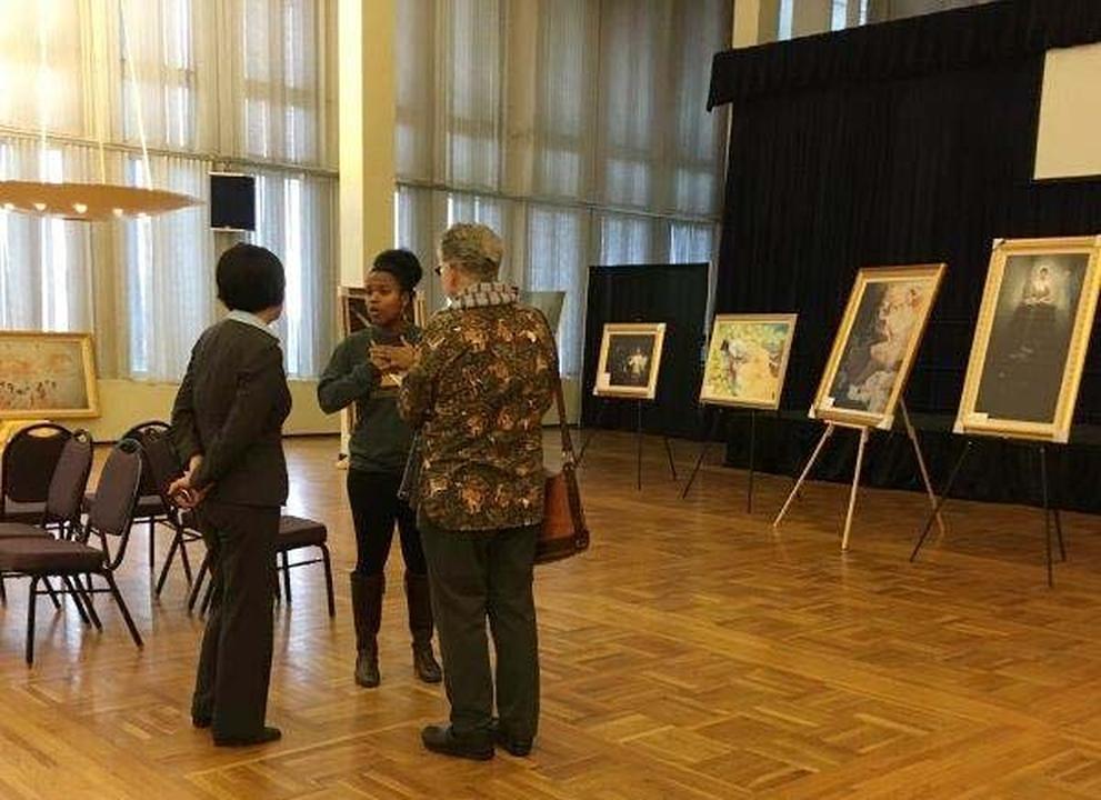 Dvije gledateljke u razgovoru sa praktikanticom na izložbi.