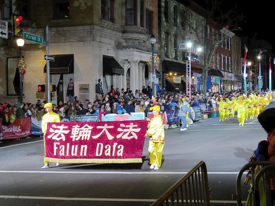 Grupa dobošara na West Chester božićnoj paradi.