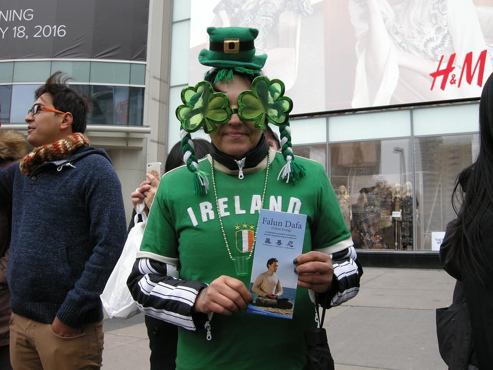 Tina, umjetnica iz Vancouvera, uživala je u muzici Divine Land Marching Banda. „Njihova je muzika veoma ohrabrujuća“, kazala je i još dodala: „Ja podržavam njihov miroljubivi otpor (progonu Falun Gonga u Kini).” 