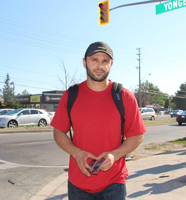 Idzamma je na dopisnicu za premijera Trdeauoa napisao: „Molim vas podržite ovu grupu“.