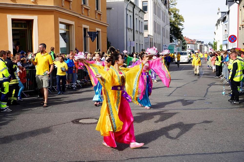 Falun Gong grupa na paradi.