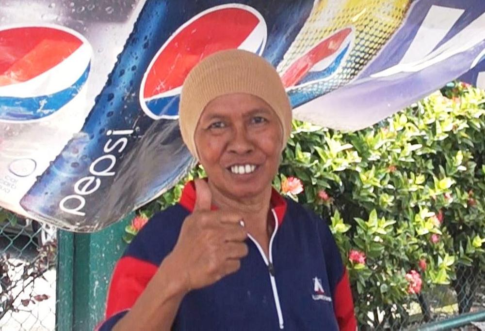 Aida iz Indonezije je podigla palac u vis u znak odobravanja parade.