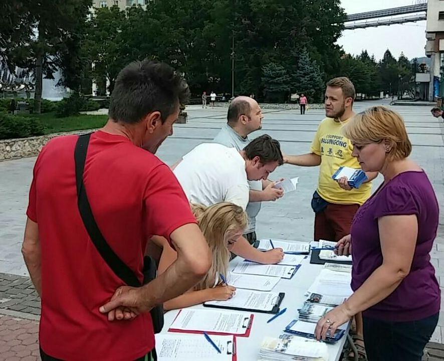 Ljudi potpisuju peticiju. 