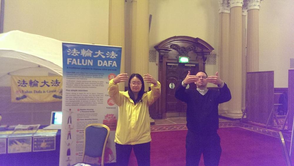 Martin Magill, parohijski sveštenik, uči Falun Gong vježbe. 