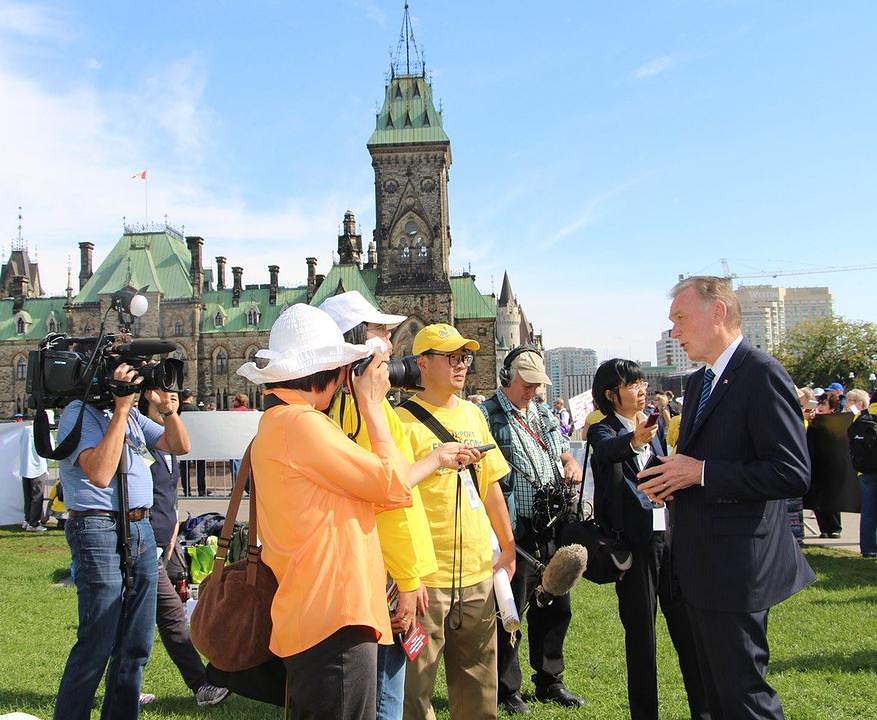 Peter Kent, MP, je razgovarao sa praktikantima i ponudio im riječi ohrabrenja.
