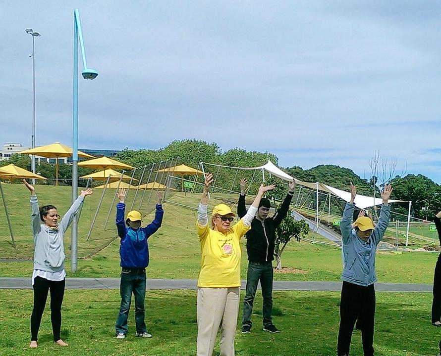 Monalisa (lijevo), lokalni biolog, uči vježbe. 