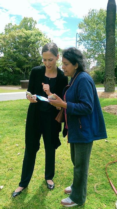 Bernardette (desno) namjerava da se pridruži mjesnom vježbalištu kako bi naučila vježbe. 