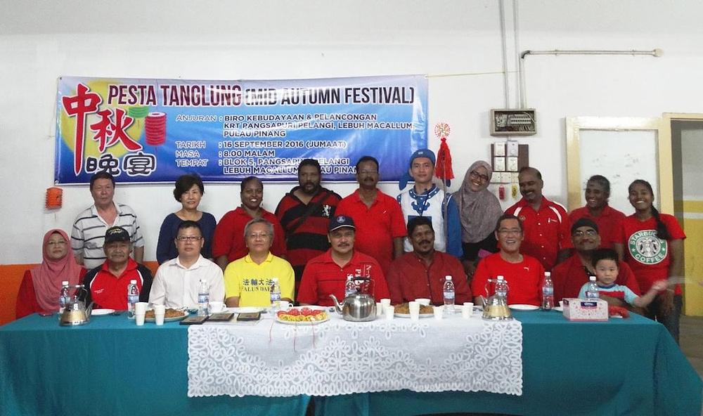 Organizatori parade su se zahvalili praktikantima na njihovom doprinosu proslavi i napravili su zajedničku fotografiju sa praktikantima. 