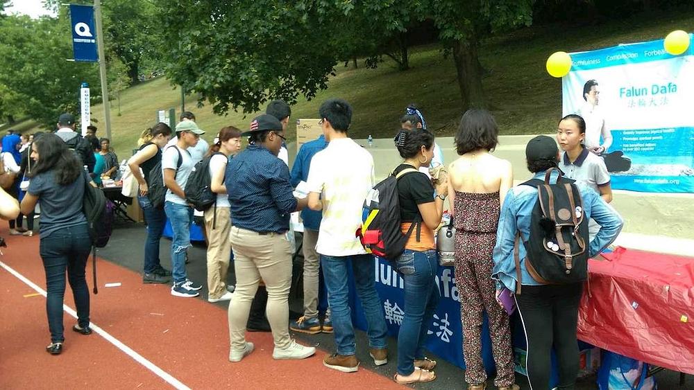 Falun Gong štand na orijentaciji u kampusu u Queens Community Koledžu. 