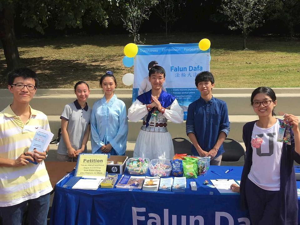 Praktikanti na njihovom štandu. 