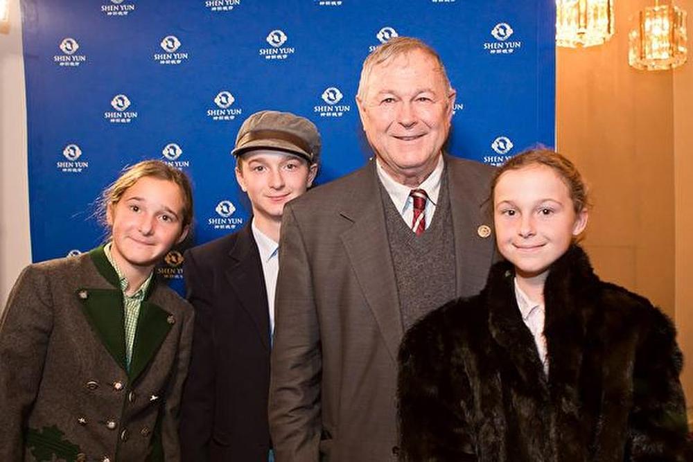  Dana Rohrabacher zastupnik SAD za Kaliforniju sa svojom djecom na predstavi Shen Yun u Washingtonu 17. januara 2017. godine.
 