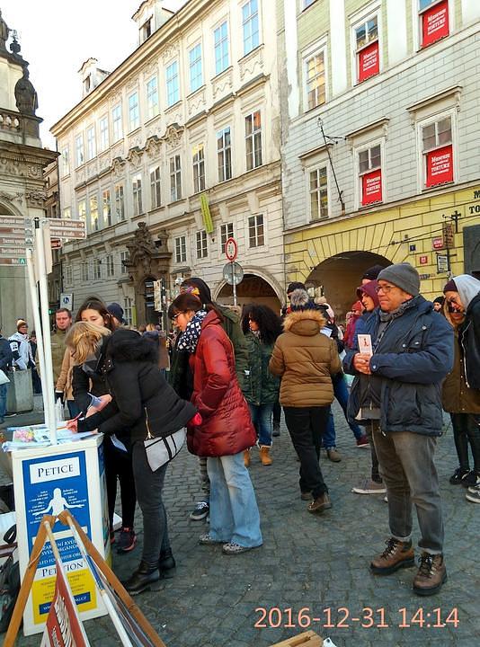 Turisti potpisuju peticiju za okončanje žetve organa i progona koji vrši KKP. 