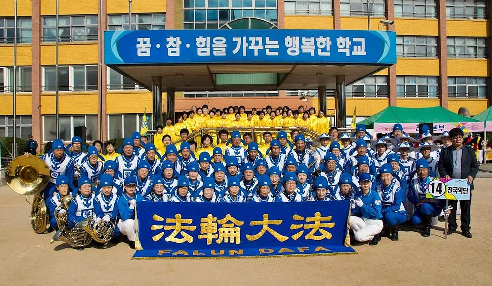 Grupna fotografija prije parade