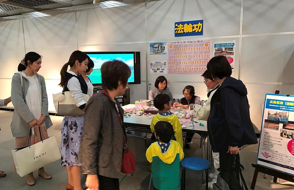 Posjetioci se informišu o Falun Gongu 