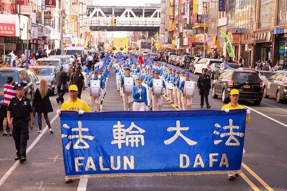 Paradu je kroz Kinesku četvrt na Manhattanu 22. oktobra 2017. godine  predvodio Tian Guo Marching Band.