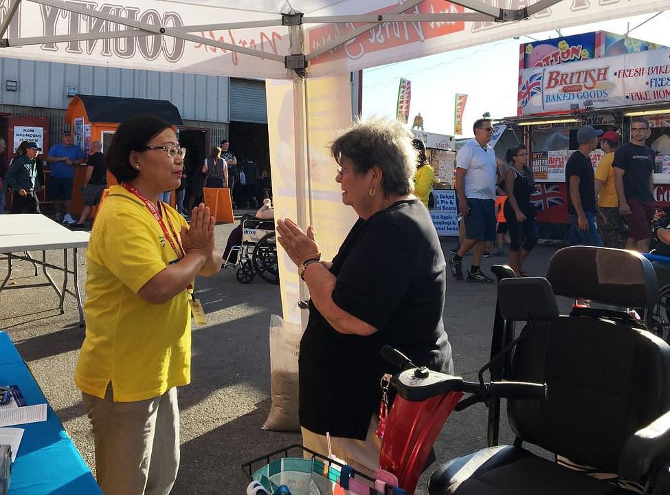 Karen je ustala iz invalidskih kolica kako bi naučila treću vježbu.