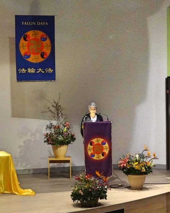 Praktikantica drži govor 