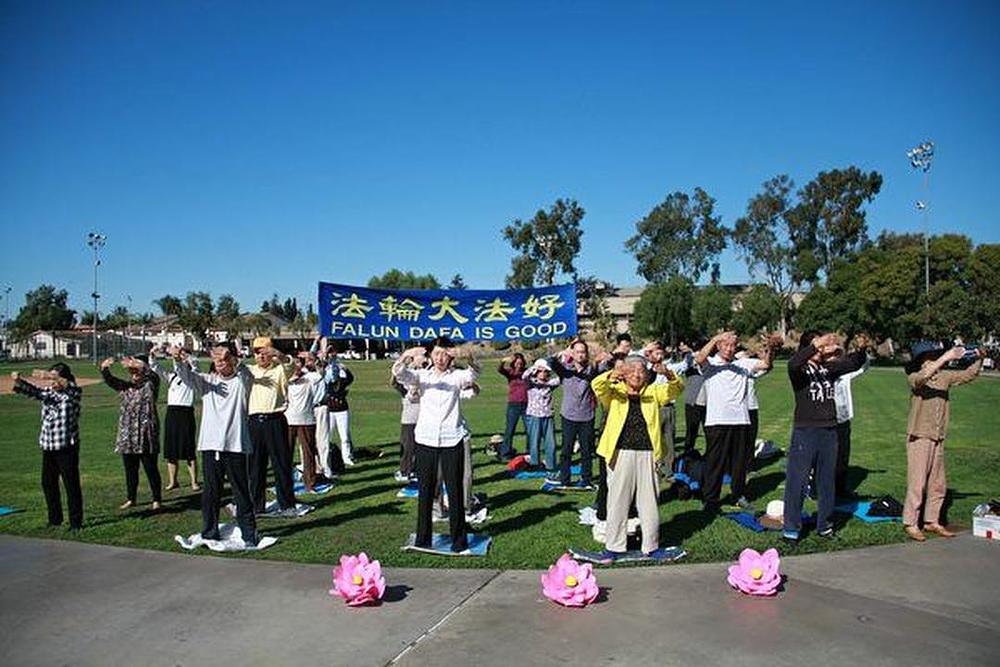 Grupno izvođenje vježbi u Barnes parku u gradu u Monterey Park 18. novembra 