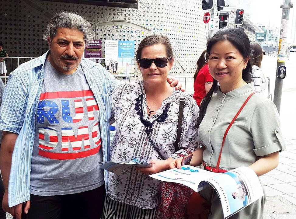 Prolaznici u Burwoodu 12. novembra potpisuju peticiju osuđujući zločine u Kini
