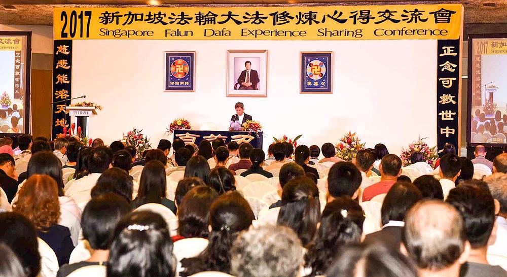 Praktikant dijeli svoje iskustvo za vrijeme konferencije