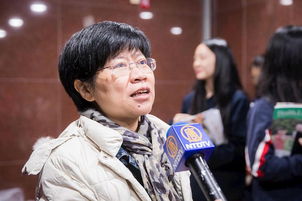 Nastavnica u visokoj školi gđa Chen je sa svojim studentima gledala film.