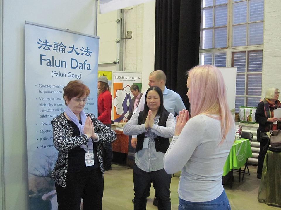 Mnogi su se ljudi zaustavljali pored praktikantskog štanda i učili vježbe.