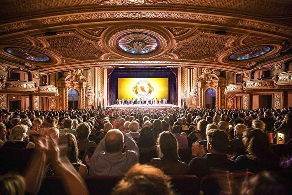 Poziv pred pozorišnu zavjesu Svjetske grupe Shen Yuna u Boch Centru pozorišta Wang u Bostonu u Massachusettsu 4. marta.
