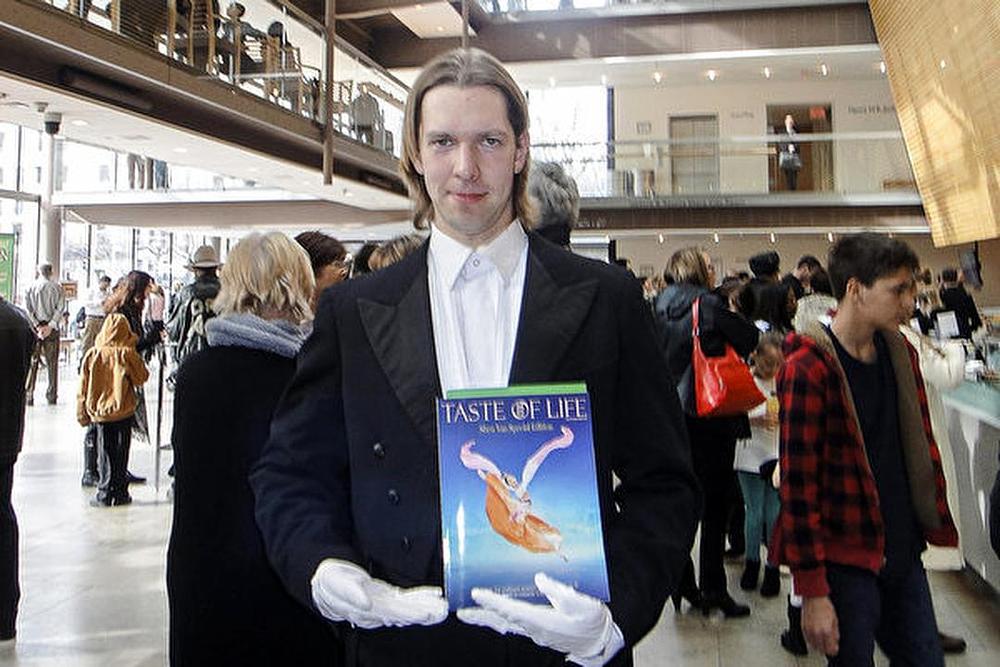 Joseph Sebok, glumac amater, muzičar, pjevač i plesač na matineji Shen Yuna u Torontu 2. marta.