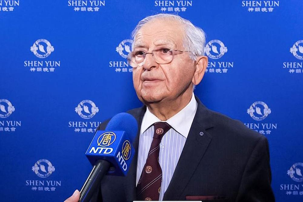 Dr. Simon Simonian, profesor medicinske nauke i bivši profesor hirurgije, u pozorištu Terrace u Long Beachu u Californiji, 22. aprila 2017. godine.