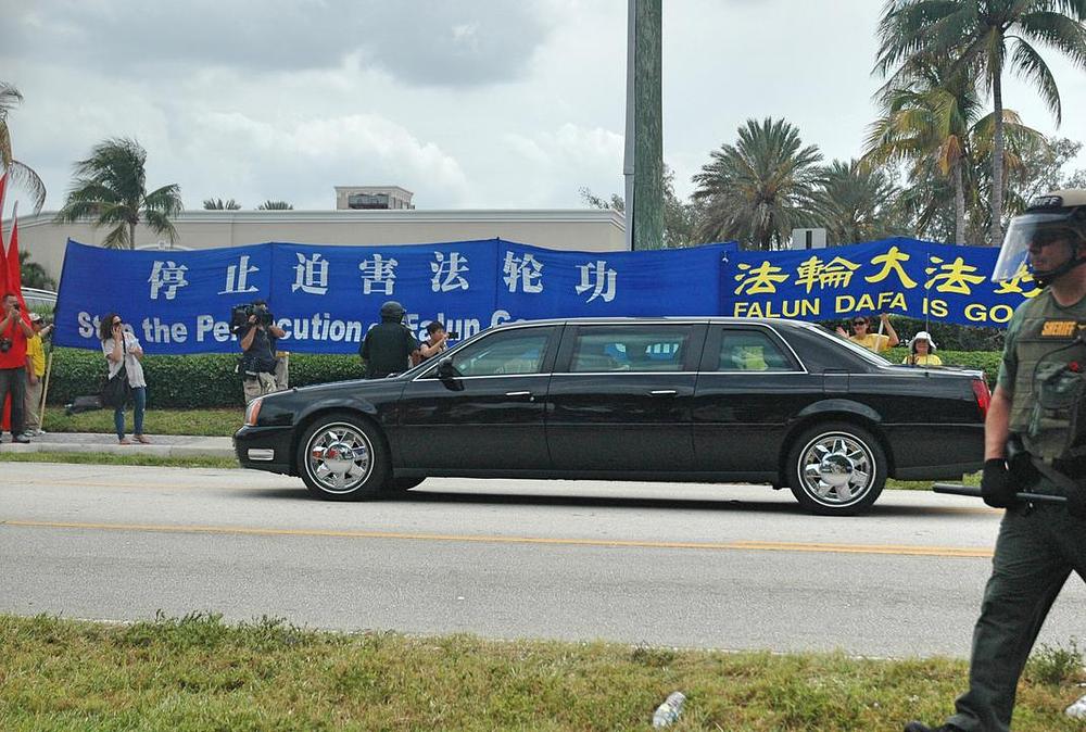 Transparenti pokraj puta od Xiovog hotela do Mar-a-Lago.