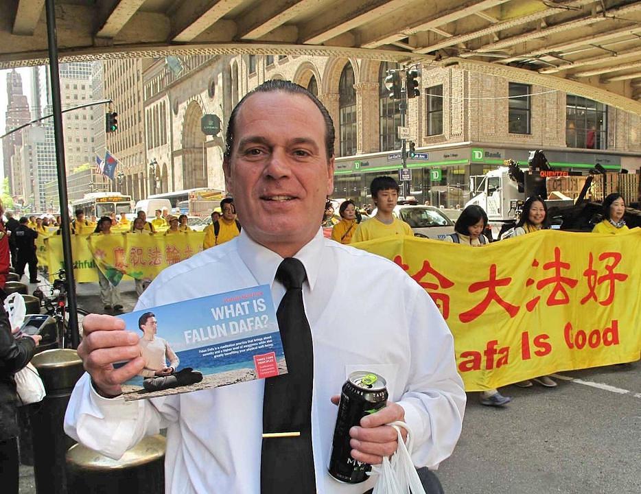 George, koji radi u luksuznom hotelu, je uživao u paradi.