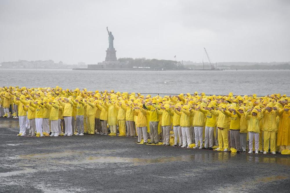 Oko 2.000 praktikanata je učestvovalo u formiranju karaktera na Guvernerovom ostrvu u blizini Kipa slobode 13. maja 2017. godine.