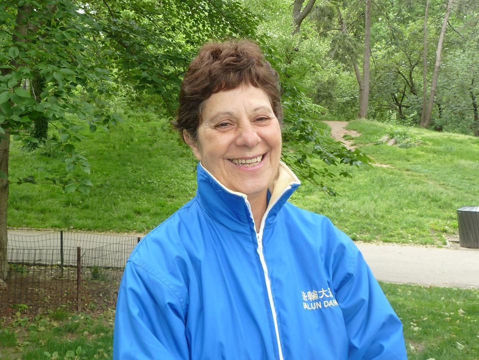 Nadia kaže da ju Falun Gong održava mladom i da je izliječio oboljenje njenih desni.