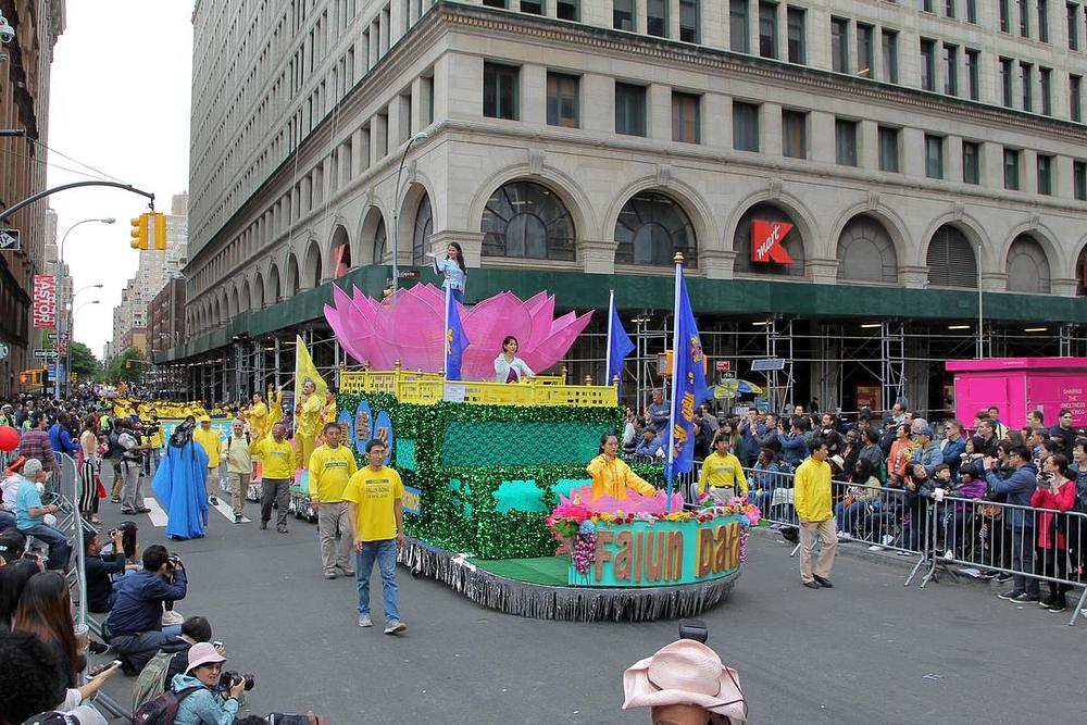 Praktikanti Falun Gonga demonstiraju izvođenje vježbi na pokretnoj platformi-splavu