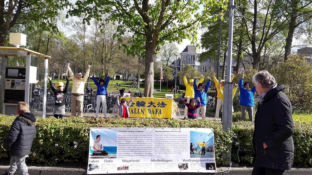 U Veenendaalu praktikanti u parku demonstriraju vježbe.