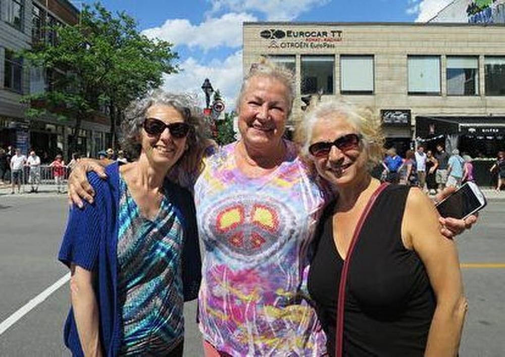 Françoise (u sredini), imigrantkinja iz Francuske i njene dvije prijateljice su kazale da je marširajući orkestar Tian Guo "izvanredan". Françoise je kazala kako ovaj orkestar predstavlja raznovrsnost kultura u Quebecu jer je orkestar po svome sastavu multinacionalan, a njegovi su muzičari i Kinezi i muzičari drugih rasa.