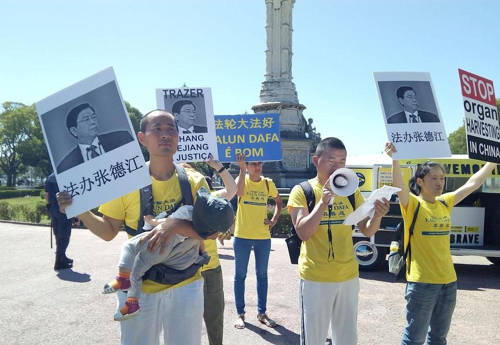 Praktikanti protestvuju ispred Belém Palacea u Lisabonu 