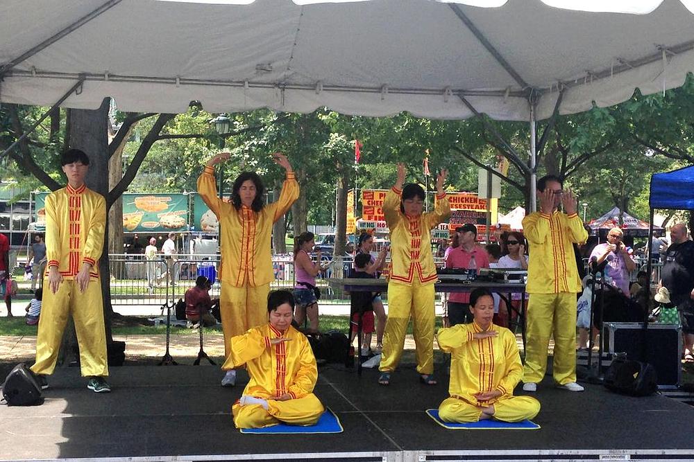 Praktikanti demonstriraju izvođenje vježbi za vrijeme manifestacije