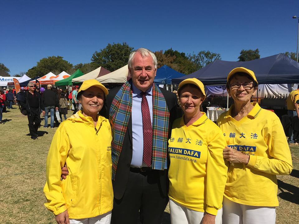 Gradonačelnik Paul Antonio s Falun Gong praktikantima