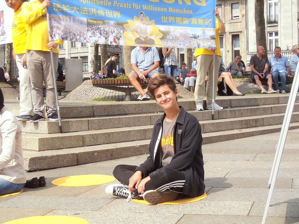 Valting, student koji se pridružio praktikantima u meditaciji