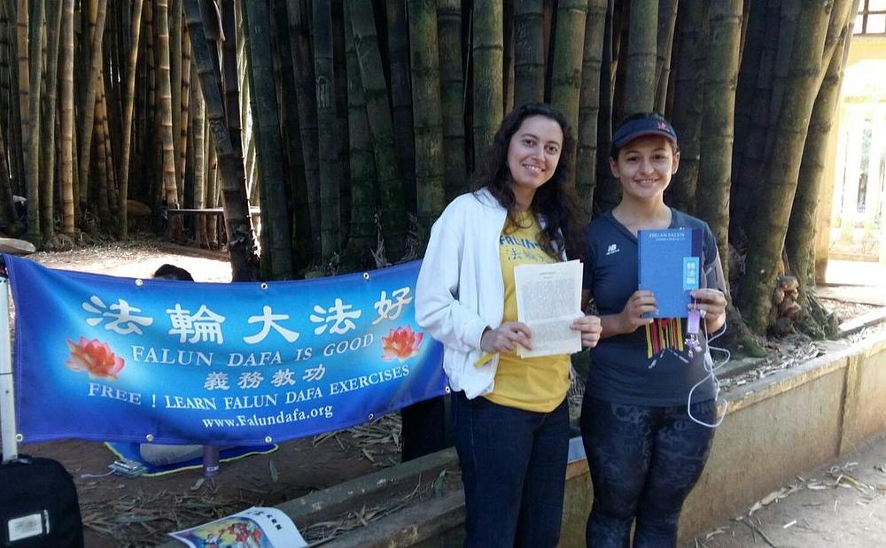 Ticiane (lijevo) upoznaje novajlije sa knjigom Zhuan Falun