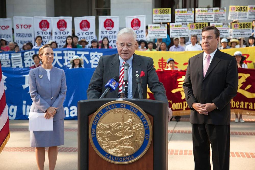 Randy Voepel, član Skupštine države Kalifornije su-potpisnik SJR-10, održao na skupu