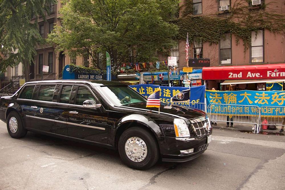 Automobilska povorka predsjednika Trumpa je prošla pored praktikantskih transparenata.