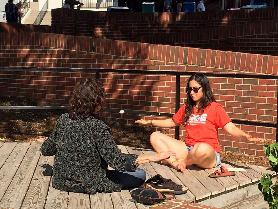 Studenti su bili zainteresovani da nauče Falun Gong vježbe.
