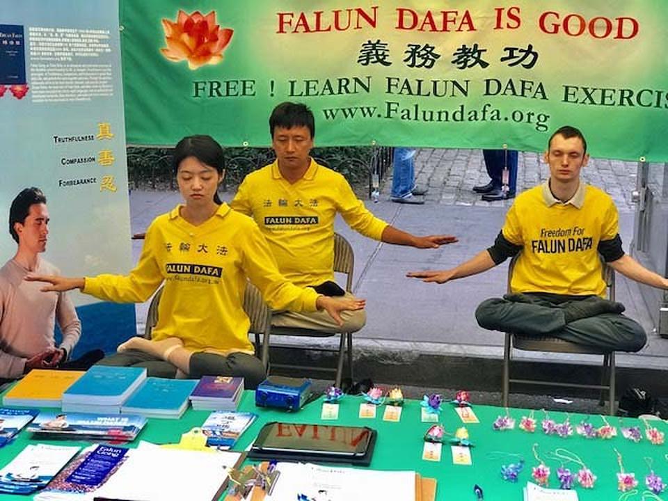 Praktikanti upoznaju ljude sa Falun Dafa na Fulton Street Marketu 2. septembra 2017. godine.