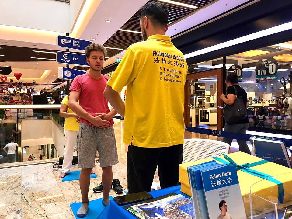 Sefa Yilmaz (lijevo) uči kao raditi jednu od Falun Gong vježbi.
