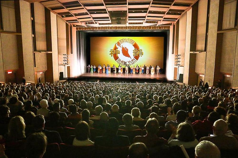 Uvodna predstava u dvorani pozorišta 